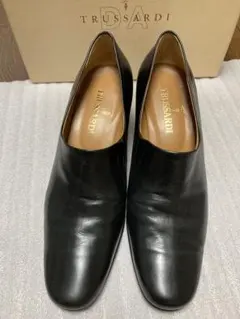 未使用品　日本製　本革TRUSSARDI パンプス ブラック　24.5 黒のサムネイル
