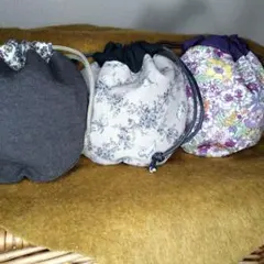 コロンとしたフォルムのミニ巾着