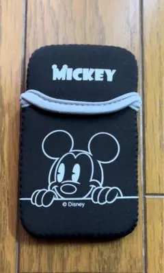 新品・安値　Disneyミッキーマウス　黒色マルチケース（送料込み）