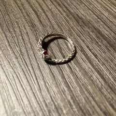 【627】新品 アメカジ シルバー調 蛇デザインリング 赤いストーン