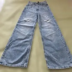 Ｈ＆Ｍ　ダメージ加工ライトブルーワイドレッグデニム　EIVIDED
