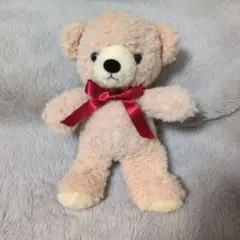 クマのフカフカ　S 淡いピンクのぬいぐるみ 赤いリボン付き