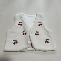 西松屋　さくらんぼ刺繍　新生児ベストのサムネイル