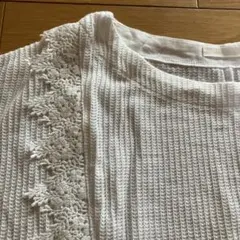 スタジオクリップ　レースのついた白トップス