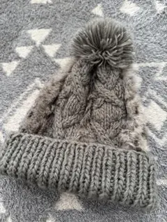 グレー ケーブル編み ニット帽 ポンポン付き