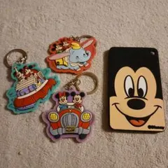 ミッキーマウス　キーホルダーとパスケース