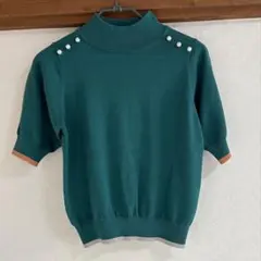 グリーン パール装飾 ハイネック 半袖ニット