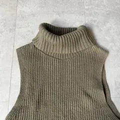 【美品】UNIQLO カーキ　タートルネックベストニット