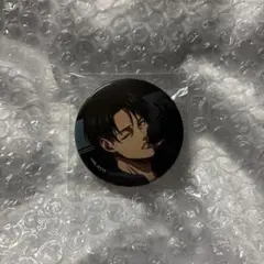 進撃の巨人 カラオケの鉄人 カラ鉄 缶バッジ 黒スーツ リヴァイ