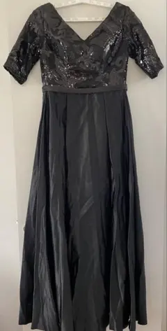 黒のビーズ装飾フレアロングドレス