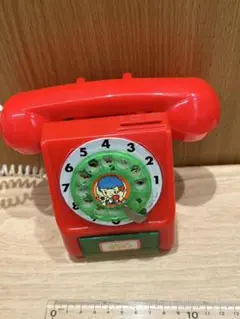 赤いダイヤル式電話おもちゃ