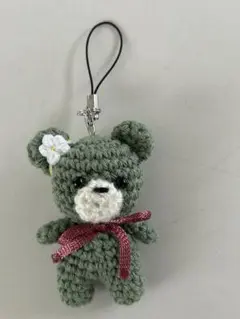 くまのあみぐるみキーホルダー 小さめ ハンドメイド グリーン お花モチーフ付き