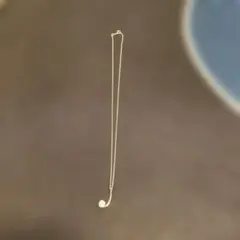 フック型ダイヤモンド風ネックレス　シルバー色