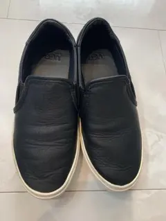 美品　UGG ブラック レザー スリッポン22.5cm