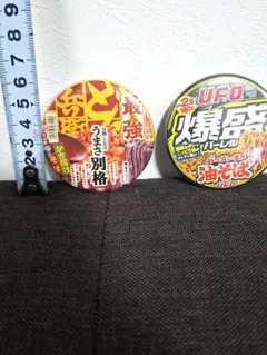 日清　歴代パッケージ缶バッジ　UFO爆盛バーレン油そば　どん兵衛かき揚げそばのサムネイル