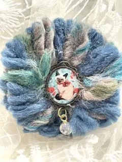 猫のイラスト付き毛糸ブローチ