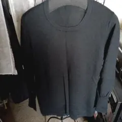 黒の長袖ニットトップス