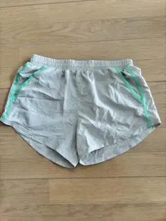 Under Armour グレー ショートパンツ