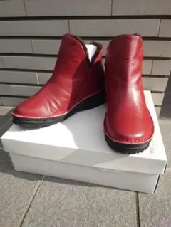 レザー製ファー付き赤色ショートブーツ