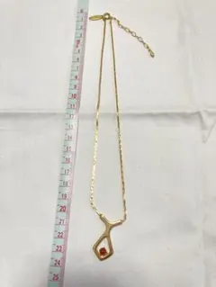 ゴールド ネックレス 赤いストーン付き