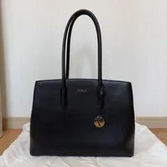 【新品タグ付】FURLA デイジートートバッグサフィアーノレザー自立 黒 新品タグ付】FURLA デイジートートバッグサフィアーノレザー自立 黒