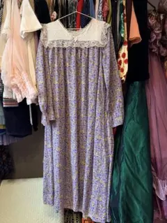 紫色の花柄ロングドレス