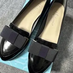 エナメルローファー