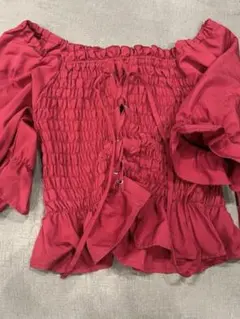 赤いオフショルダーシャーリングブラウス　一度のみ