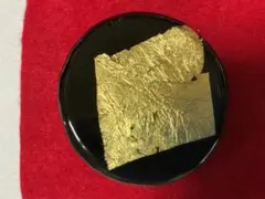 陶　漆金箔ブローチ