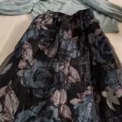 フレアスカート 黒と青の花柄