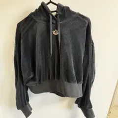 adidas クロップド丈トップス