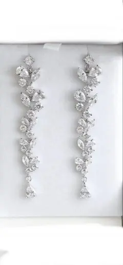 ステラブライダル クリスタル リーフモチーフ ロングピアス