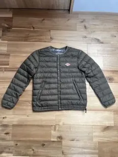 ダントン クルーネックインナーダウンジャケット ロゴワッペン 34 カーキ