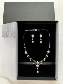 ウェディング ネックレス＆ピアスセット 箱付き ラインストーン フラワー