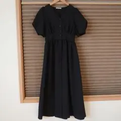 黒のボタン付き半袖ワンピース