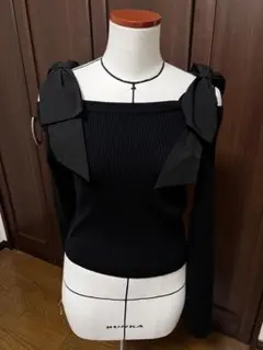 リボン付きオフショルダーリブニット