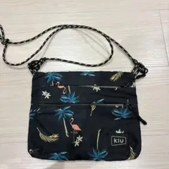 ボディバック　サコッシュ　ブラック　柄物