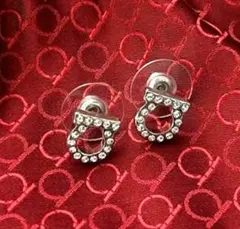 FERRAGAMO パール調ピアス 赤いボックス付き - メルカリ