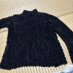 黒いハイネックニット