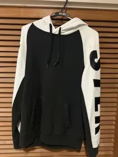 週末限定大幅値下げ❗️Hollister ❗️フード付きパーカー ブラック/ホワイト