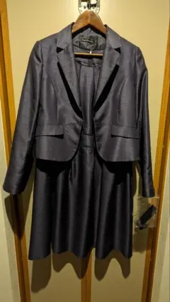 ネイビーの ジャケットとワンピースのセット