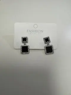 黒のスクエア型ピアス 女性