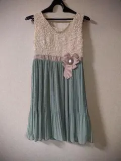 レースとプリーツのパーティードレス