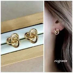 【アレルギー対応 】 結び目 トリプルリング ピアス パールキャッチ付き2way