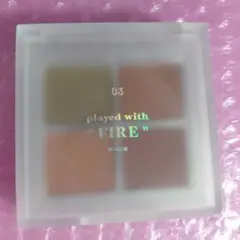 4U2（フォーユーツー）アイシャドウ03プレイヴィズファイアーのサムネイル