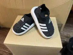 adidas ベビーサンダル 黒 3本ストライプ