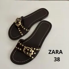 ZARA スタッズ付きフラットサンダル ブラウンのサムネイル