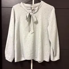 リボン付きライトブルー長袖シャツ