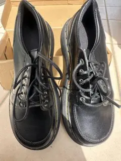 厚底ブラックレースアップシューズ