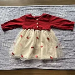 赤とクリーム色の花柄ワンピース